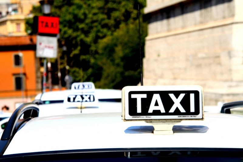 taxis-ROUGIERS-min_taxi_auto_rome_road_white-1051610